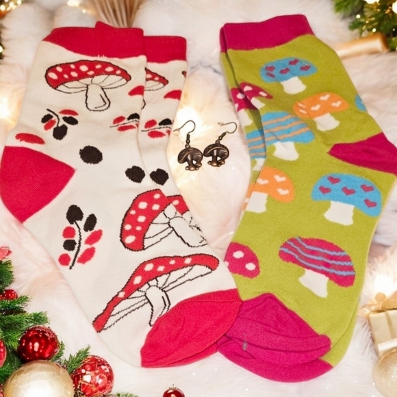 Mushroom socks amd earings - Picture 1 of 4